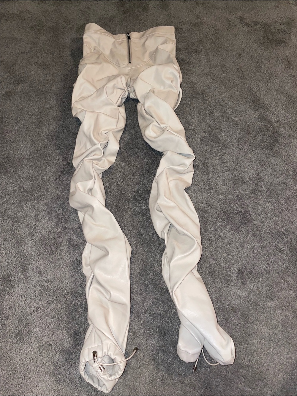 Maniere De Voir Tacked Vegan Leather Beige Cream Pants Size 8 - Picture 6 of 11